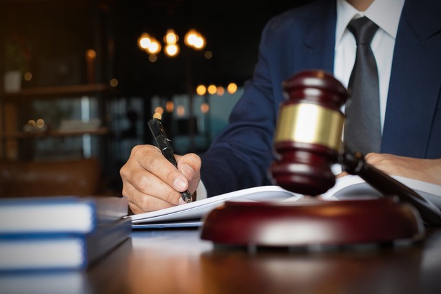 債務糾紛咨詢律師想要起訴（債務糾紛怎么起訴找律師需要多少錢）